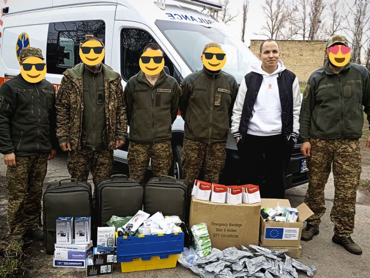 Волонтери передають гуманітарну допомогу